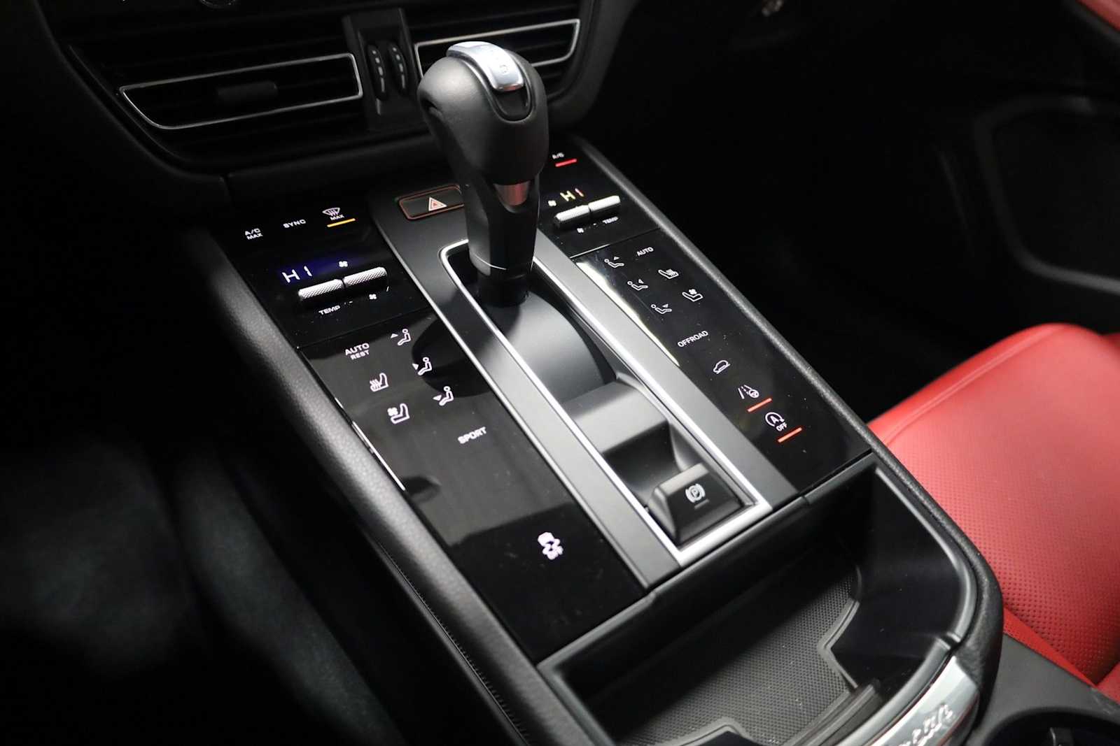 Thumbnail: 2025 Porsche Macan - 29