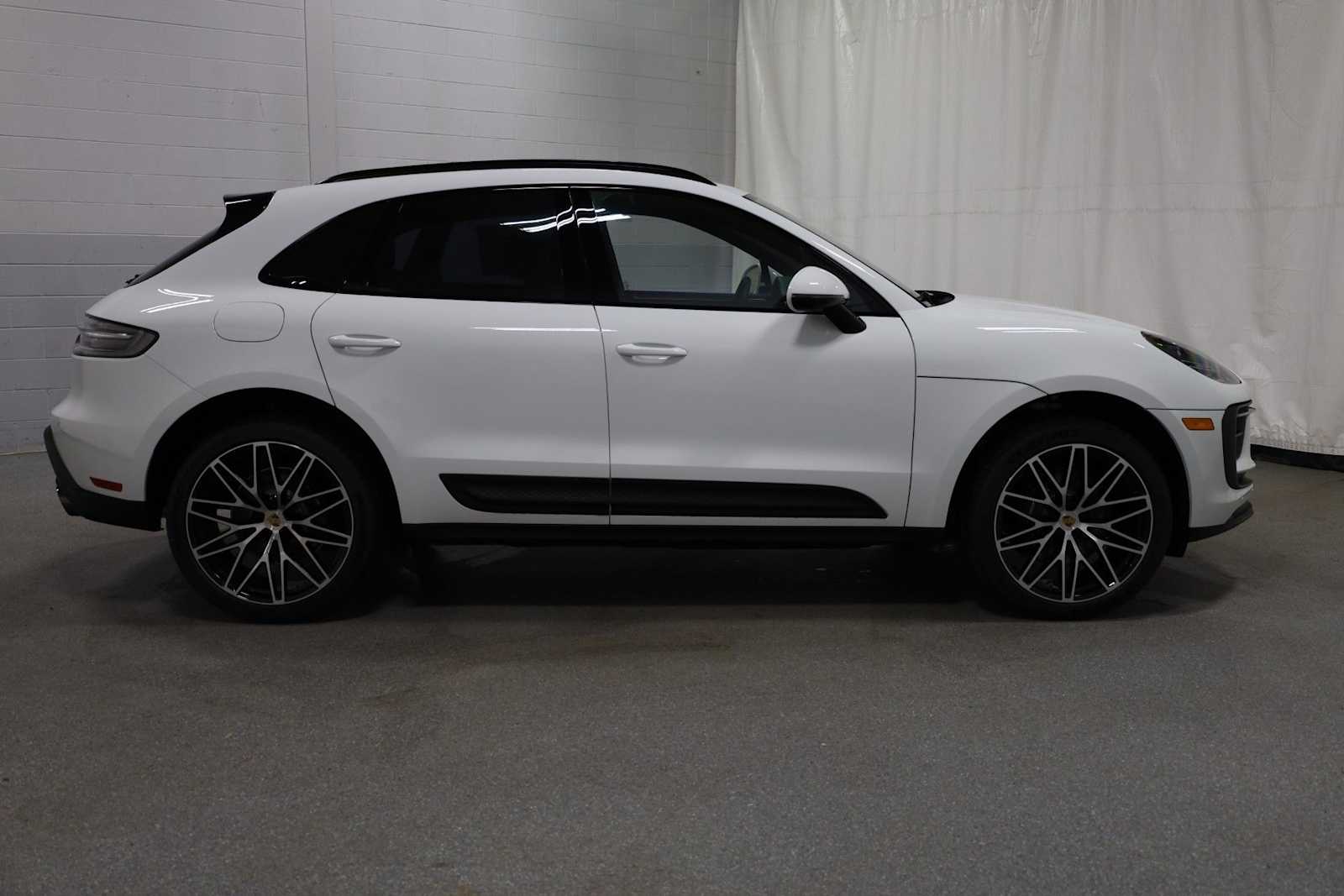 Thumbnail: 2026 Porsche Macan - 10