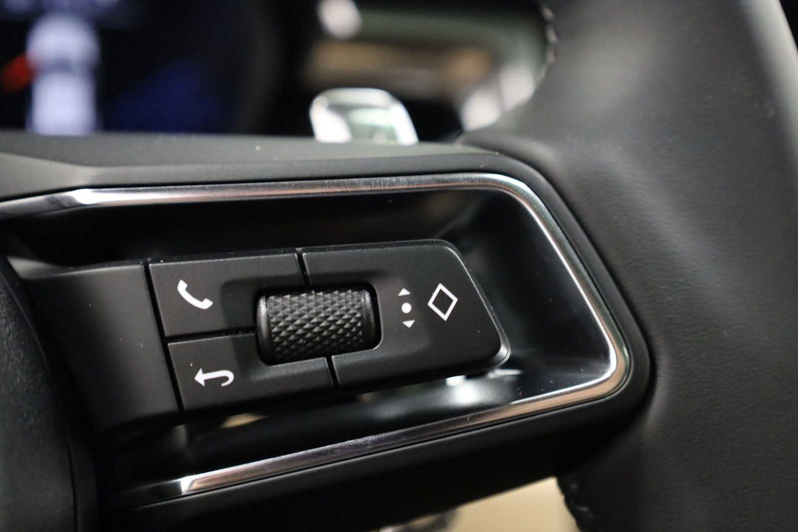 Thumbnail: 2026 Porsche Macan - 29