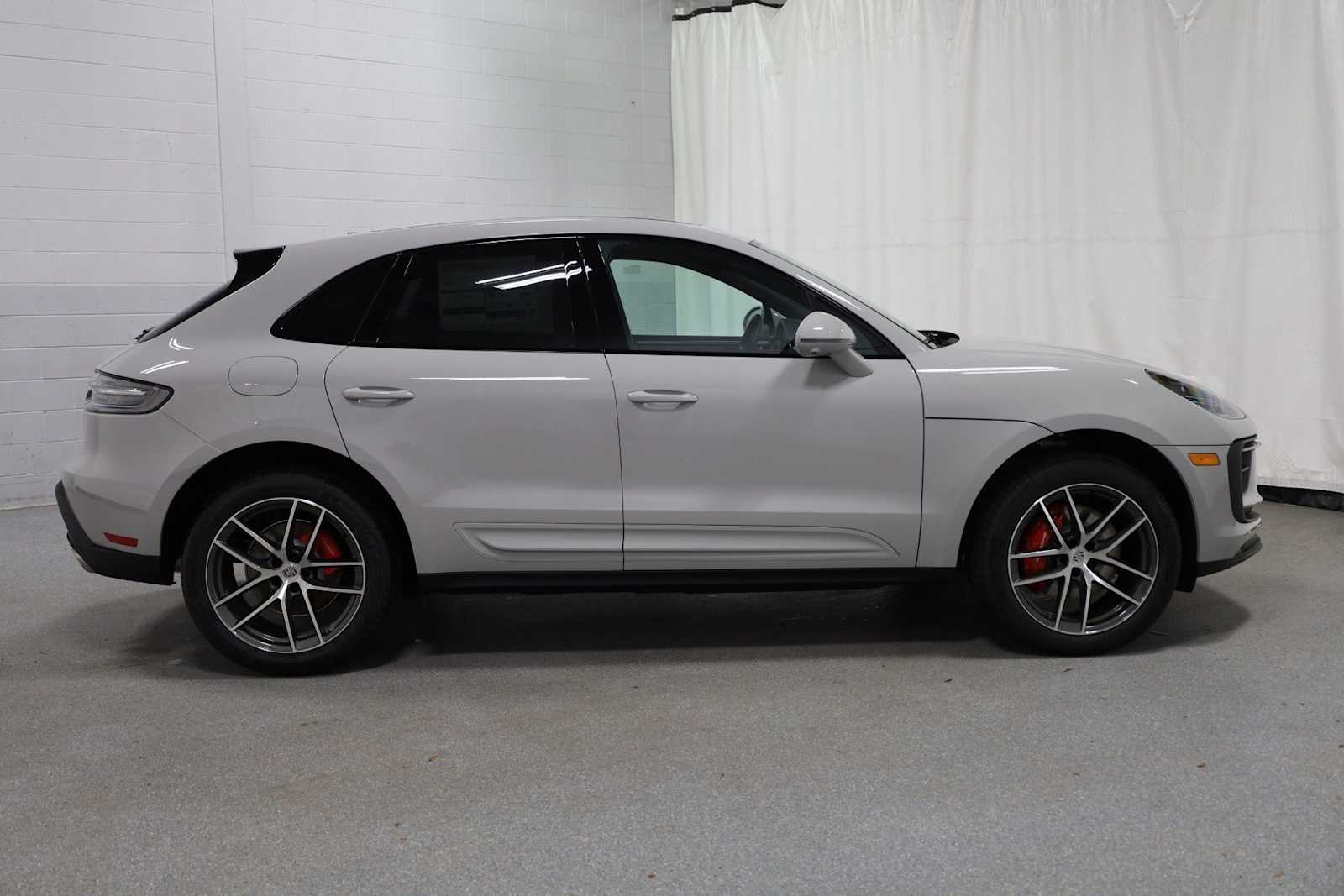 Thumbnail: 2026 Porsche Macan - 10