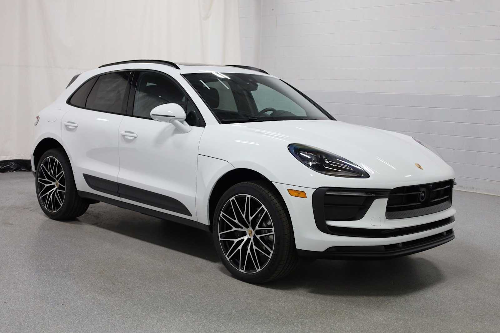 Thumbnail: 2026 Porsche Macan - 13
