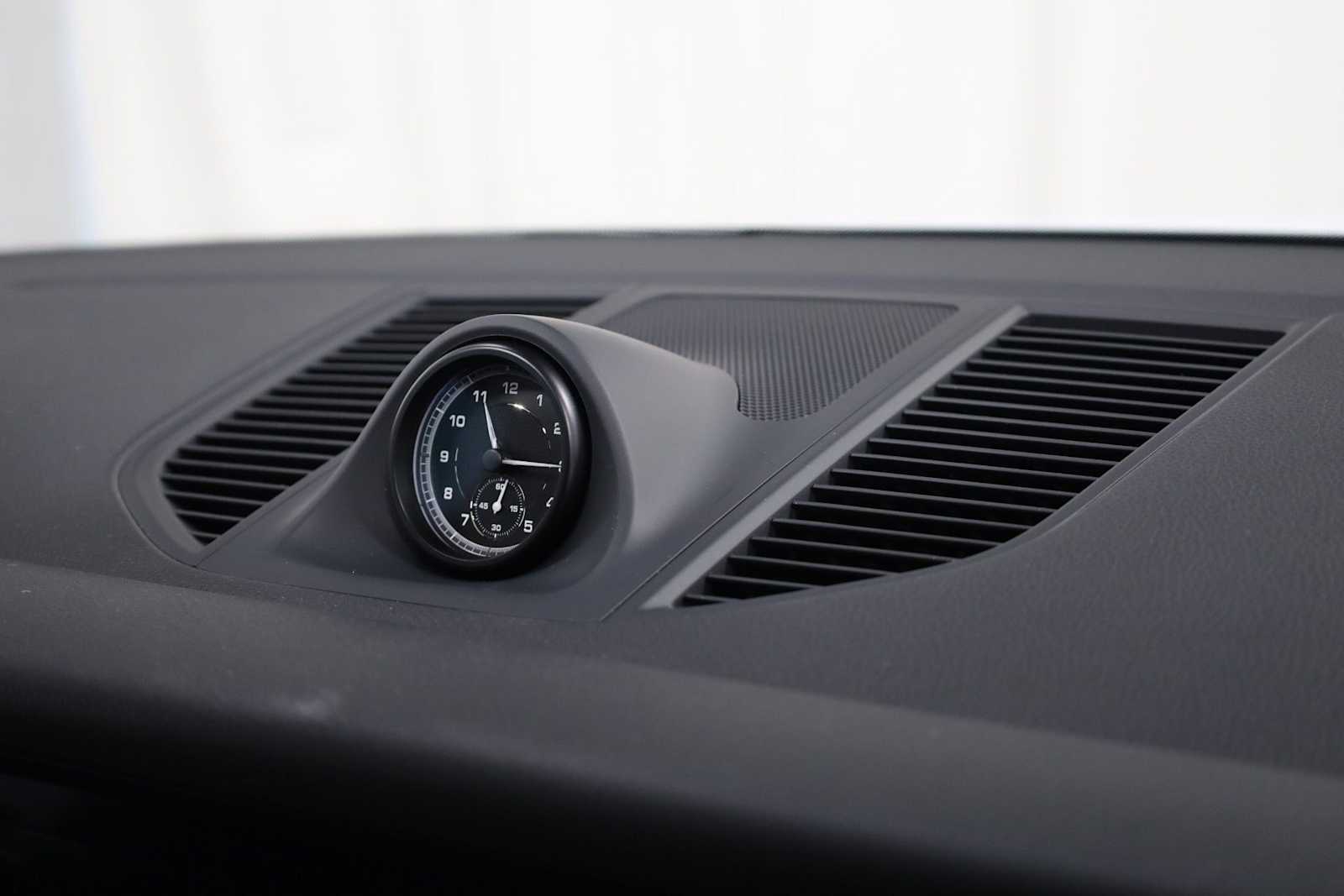 Thumbnail: 2026 Porsche Macan - 23