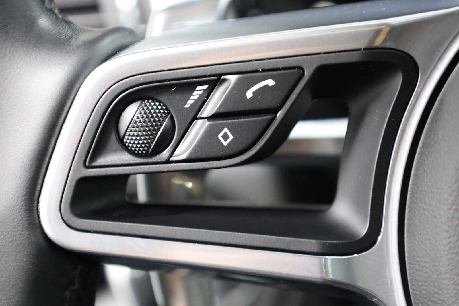 Thumbnail: 2018 Porsche Macan - 28