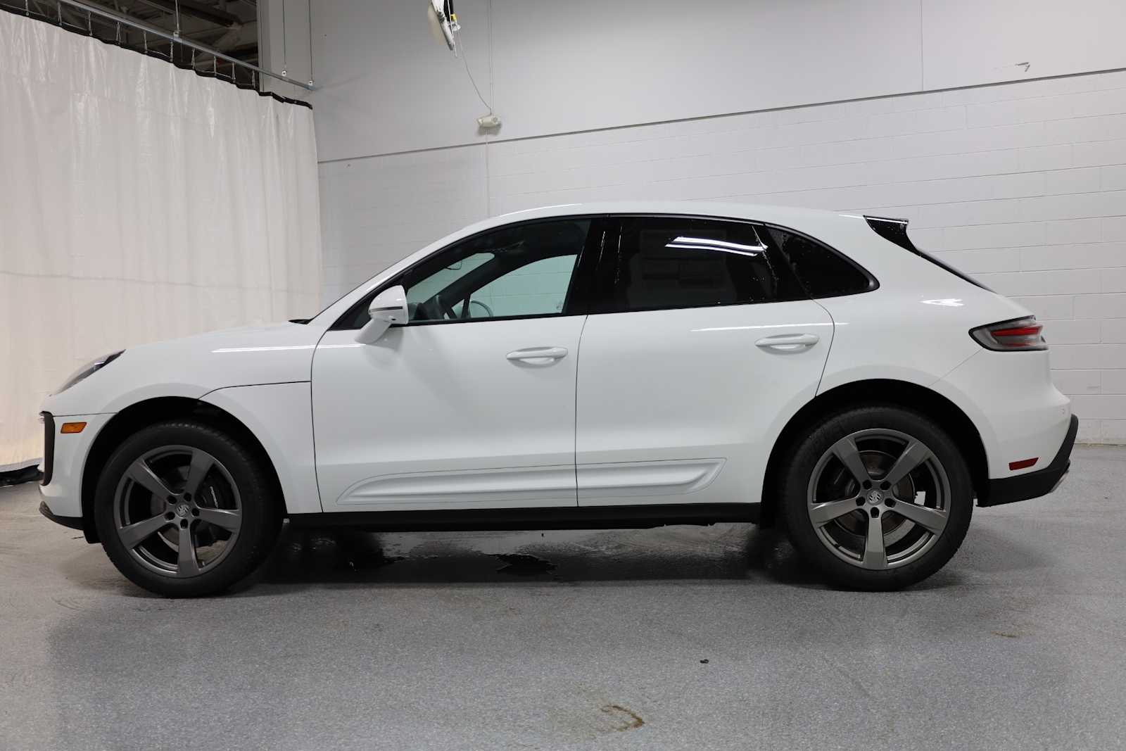 Thumbnail: 2025 Porsche Macan - 2