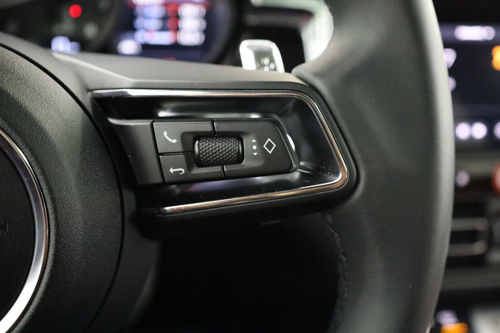 Thumbnail: 2025 Porsche Macan - 28