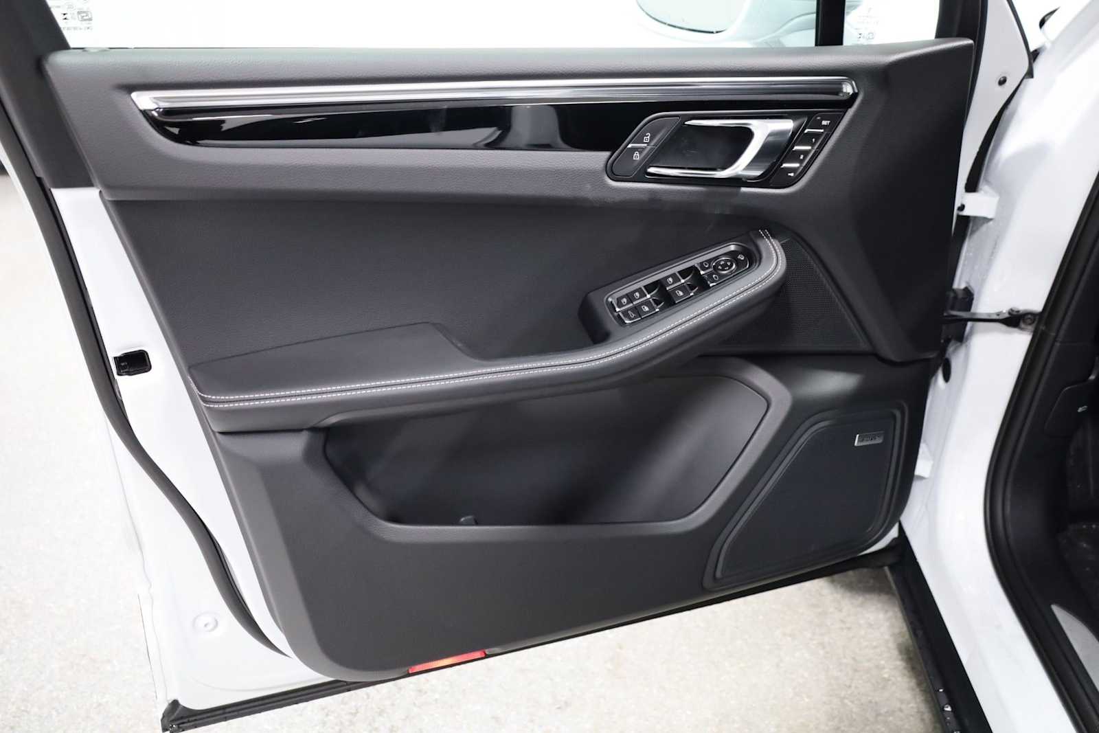 Thumbnail: 2026 Porsche Macan - 16