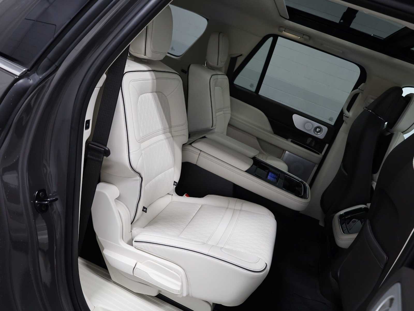 Thumbnail: 2023 Lincoln Navigator L - 35