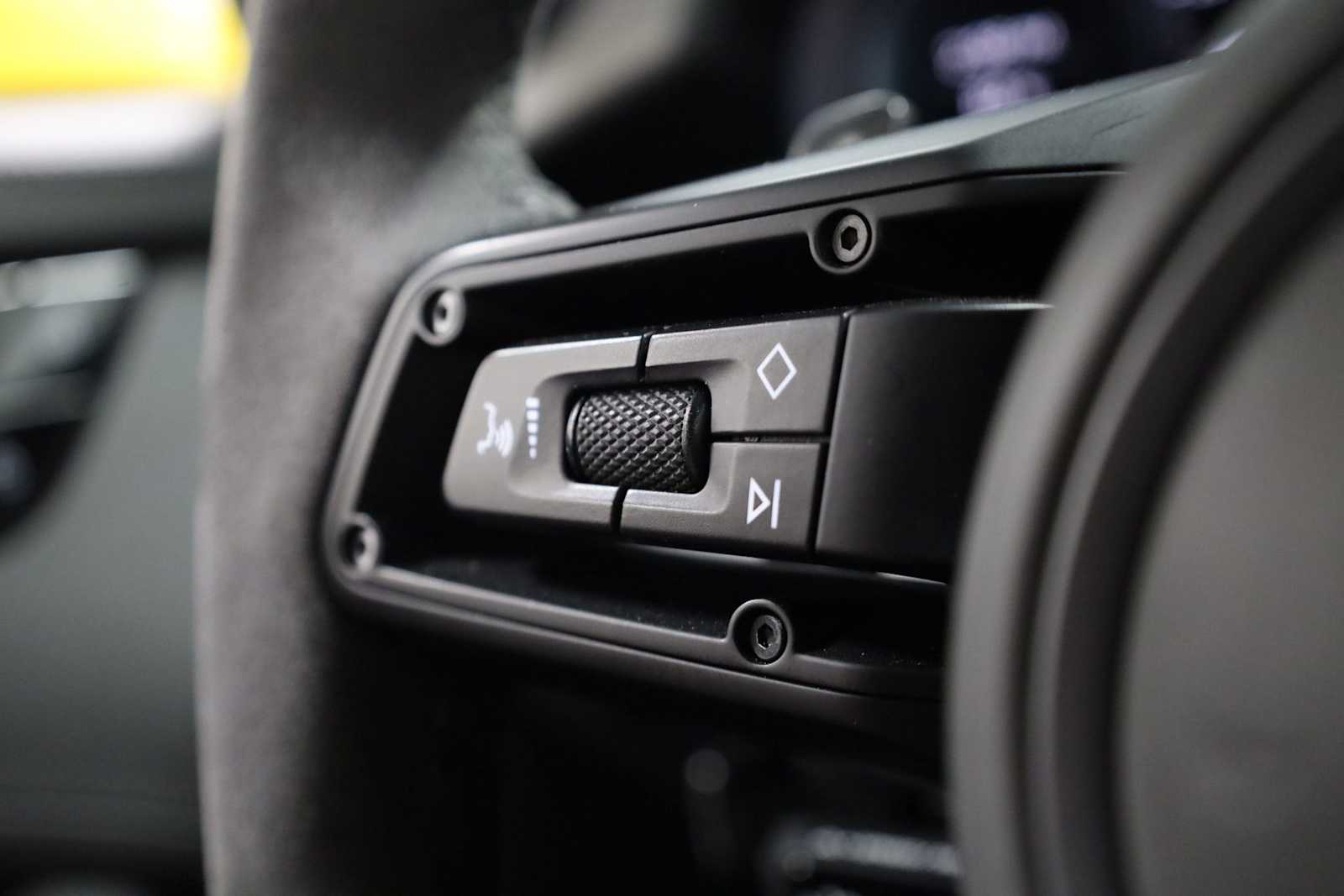 Thumbnail: 2020 Porsche 911 - 23