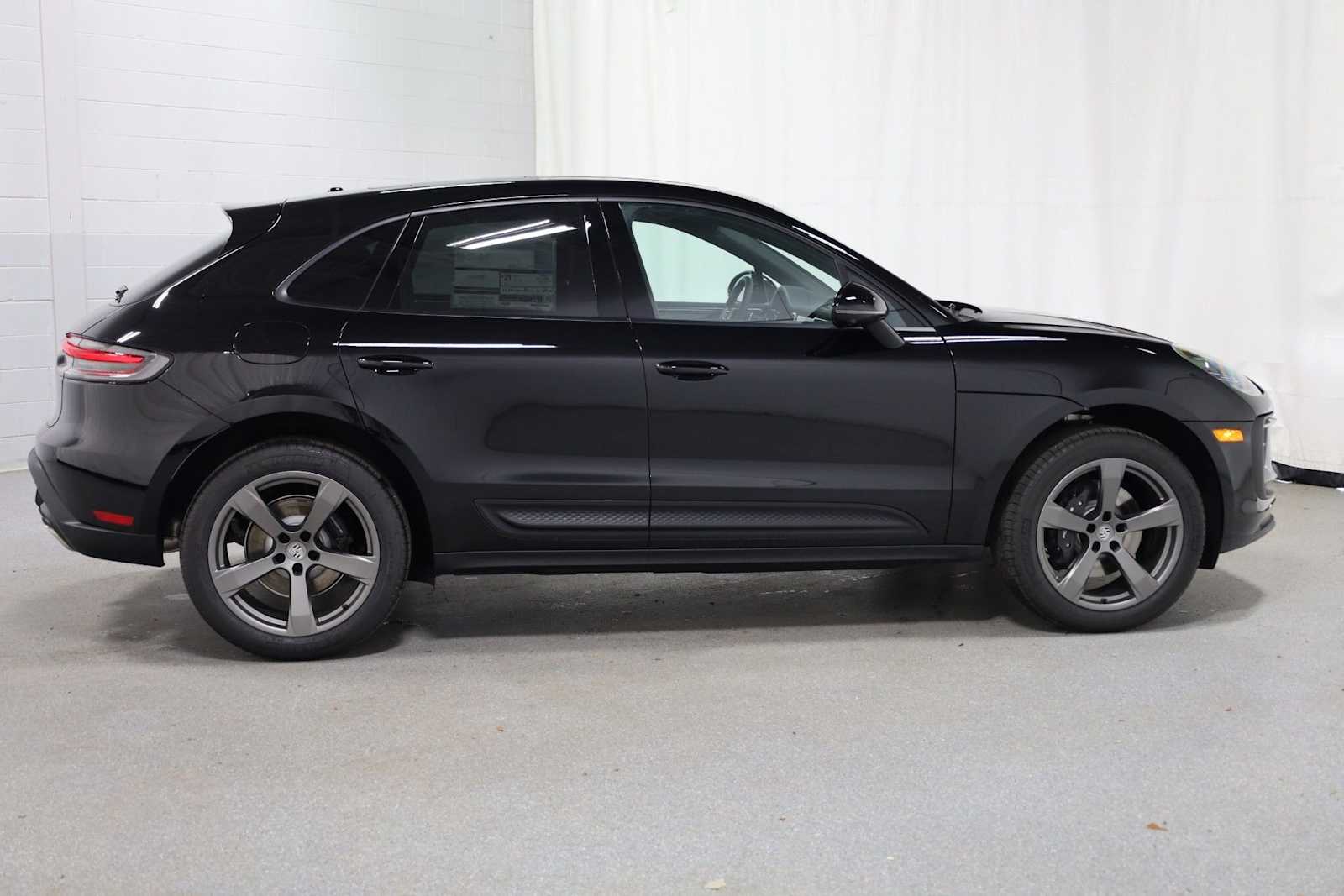 Thumbnail: 2026 Porsche Macan - 10