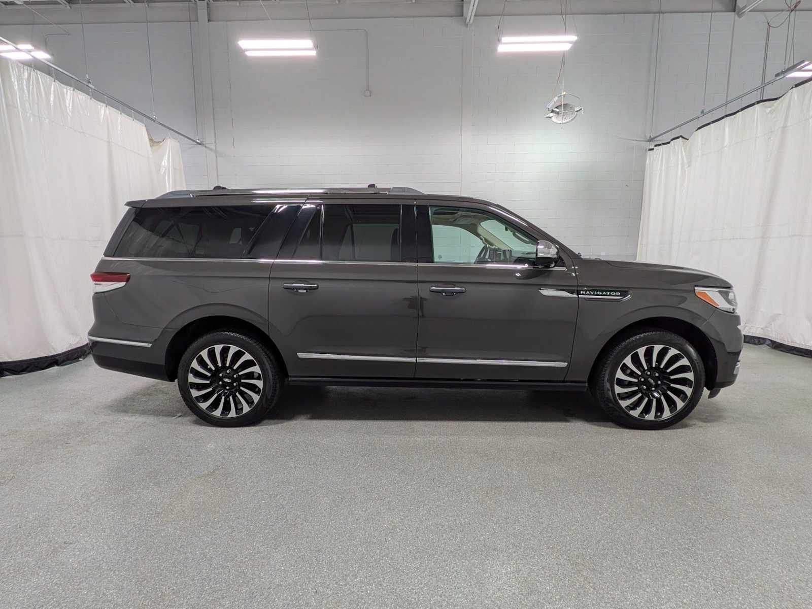 Thumbnail: 2023 Lincoln Navigator L - 10