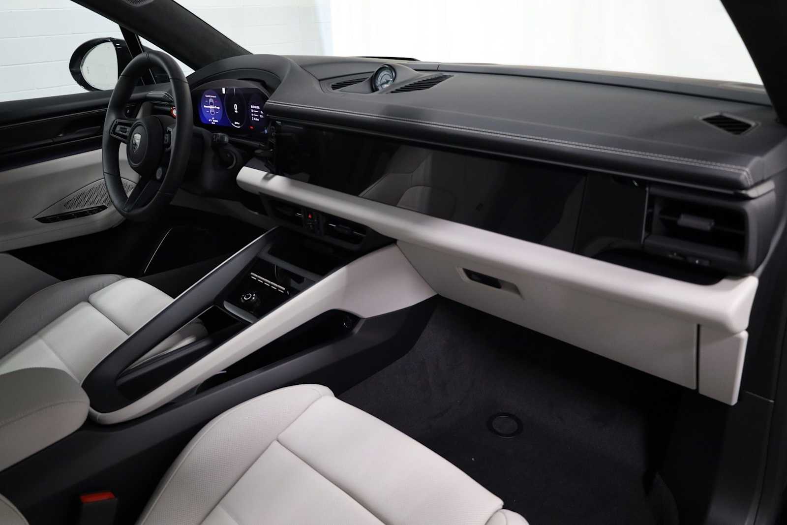 Thumbnail: 2025 Porsche Macan - 6