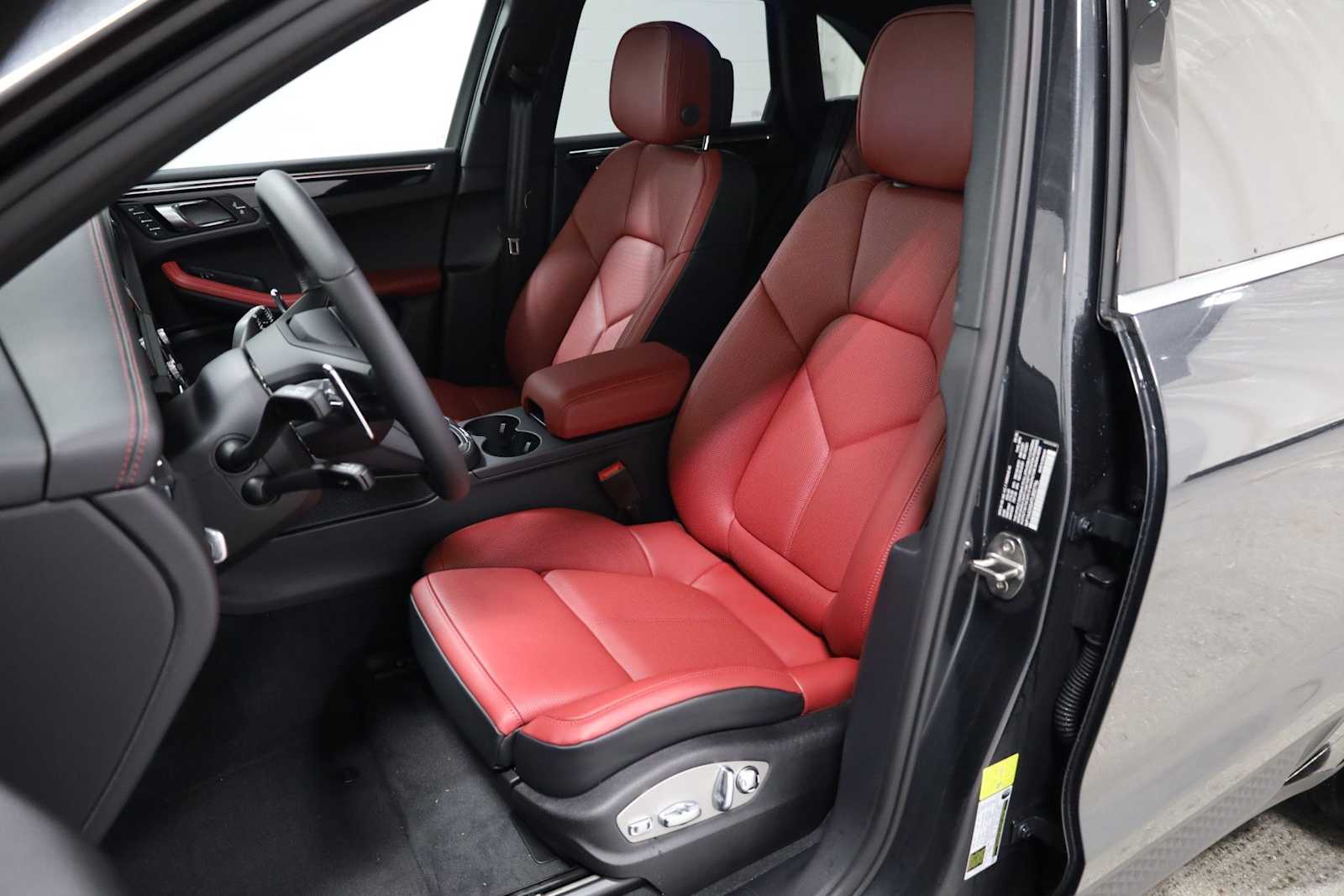 Thumbnail: 2026 Porsche Macan - 5