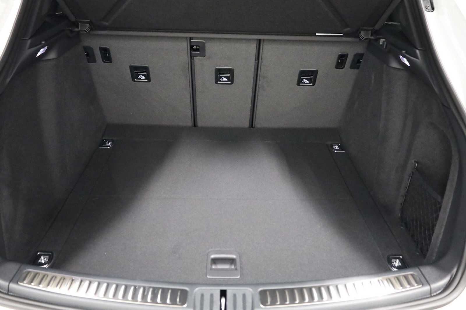 Thumbnail: 2026 Porsche Macan - 41