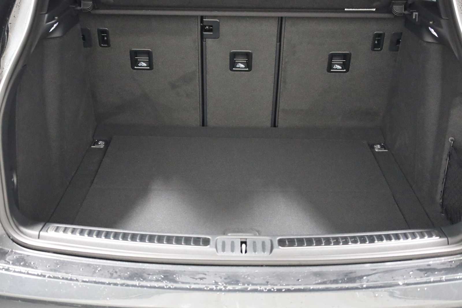 Thumbnail: 2026 Porsche Macan - 40