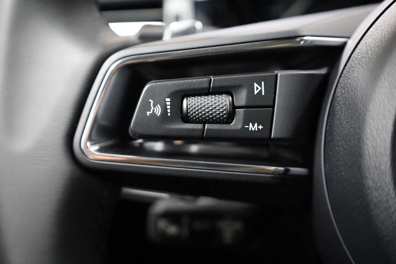 Thumbnail: 2026 Porsche Macan - 27