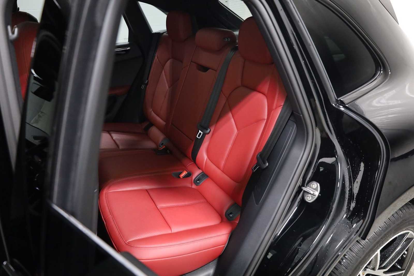 Thumbnail: 2025 Porsche Macan - 36