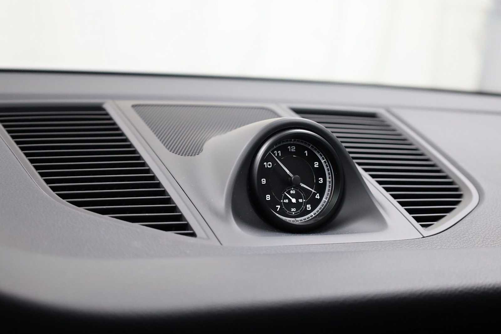 Thumbnail: 2025 Porsche Macan - 18