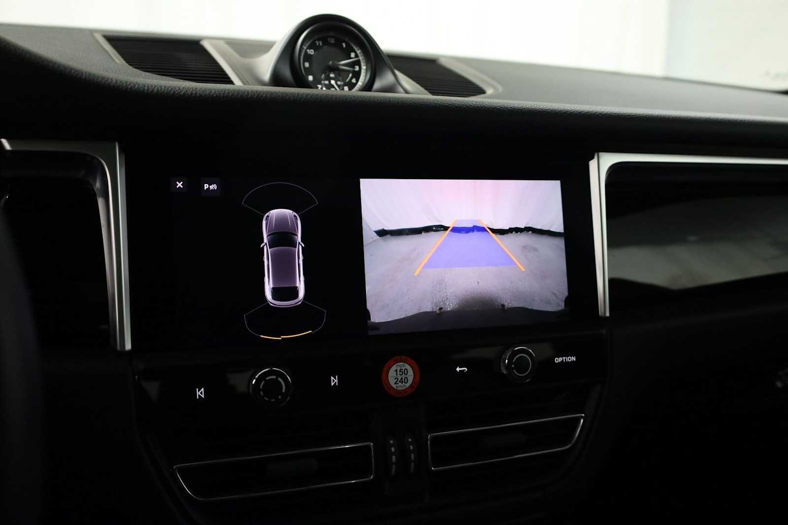 Thumbnail: 2023 Porsche Macan - 35