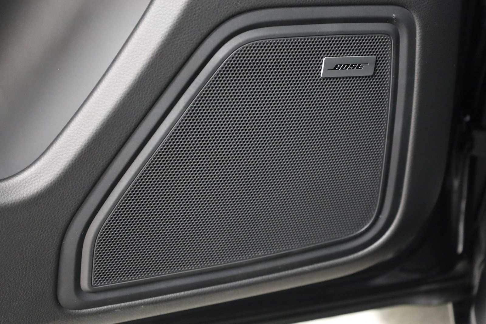 Thumbnail: 2026 Porsche Macan - 17