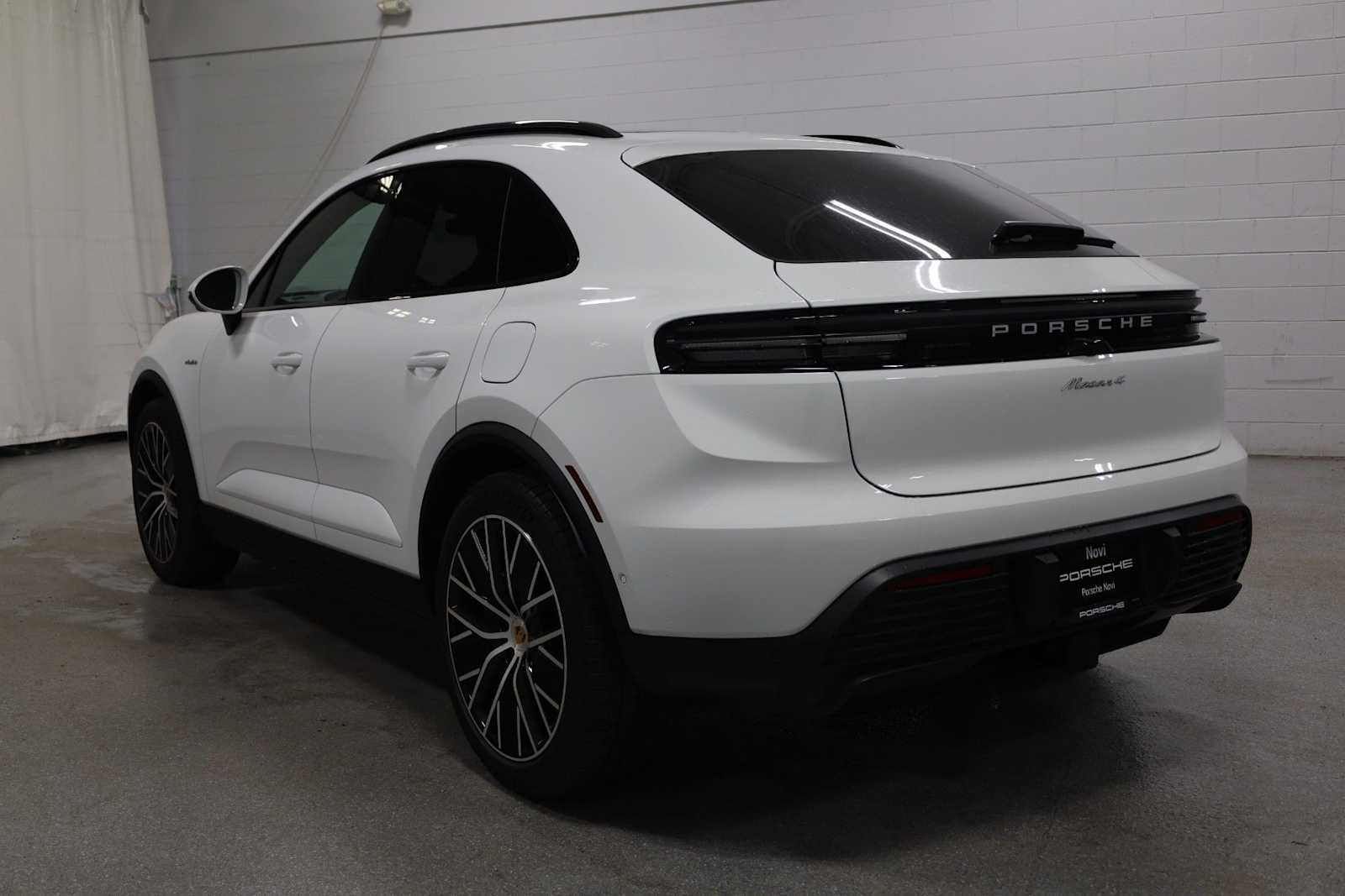 Thumbnail: 2026 Porsche Macan - 3