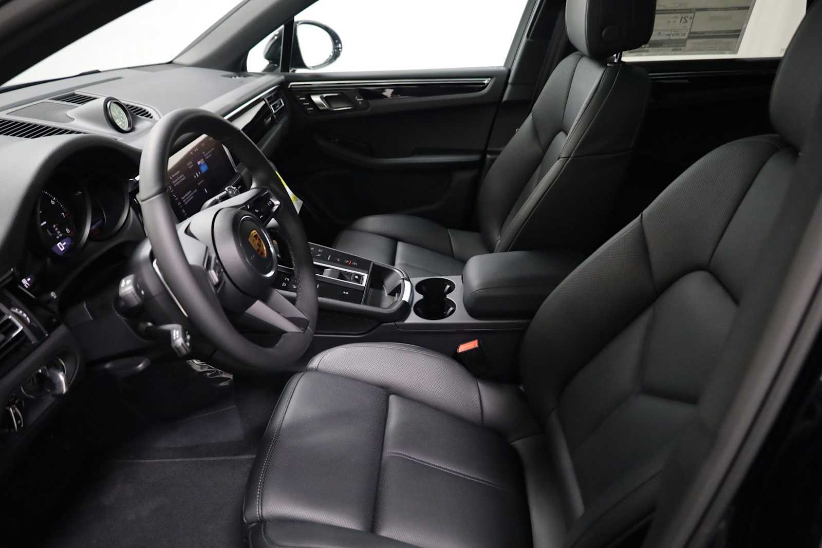 Thumbnail: 2026 Porsche Macan - 5