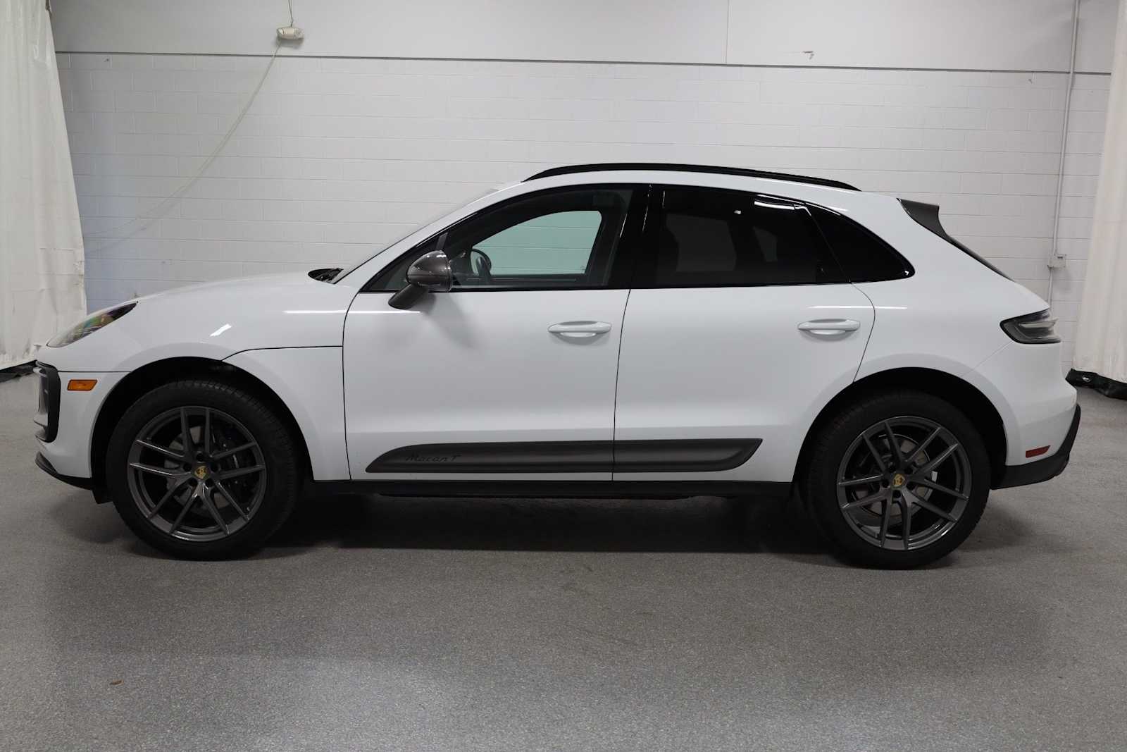 Thumbnail: 2025 Porsche Macan - 2