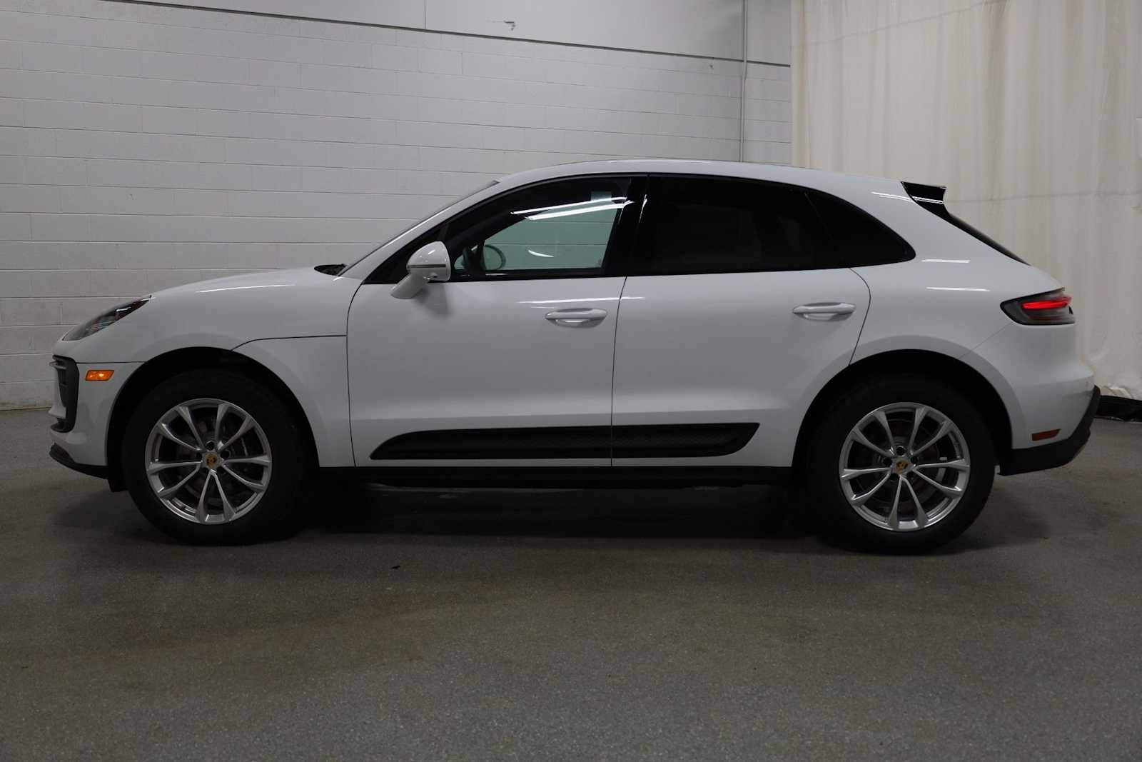 Thumbnail: 2026 Porsche Macan - 2
