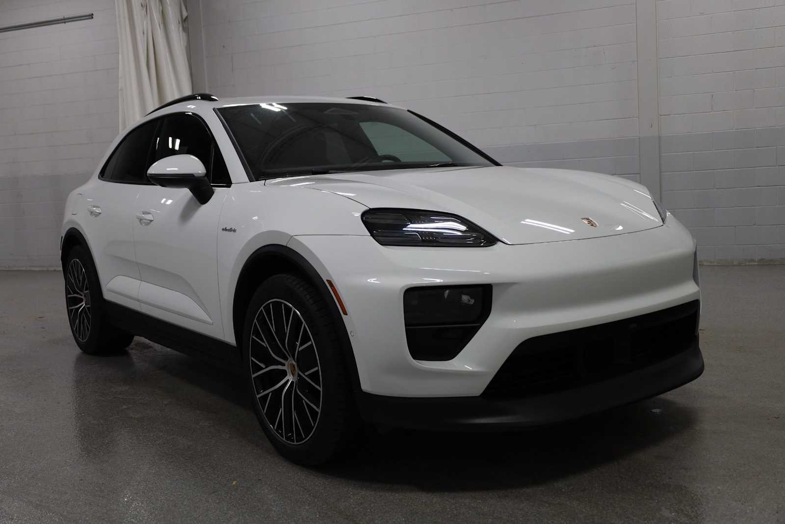 Thumbnail: 2026 Porsche Macan - 14
