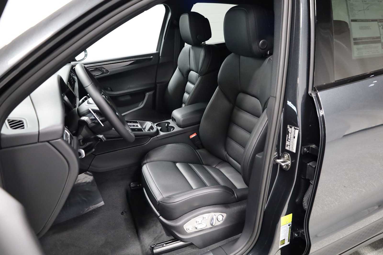 Thumbnail: 2026 Porsche Macan - 5