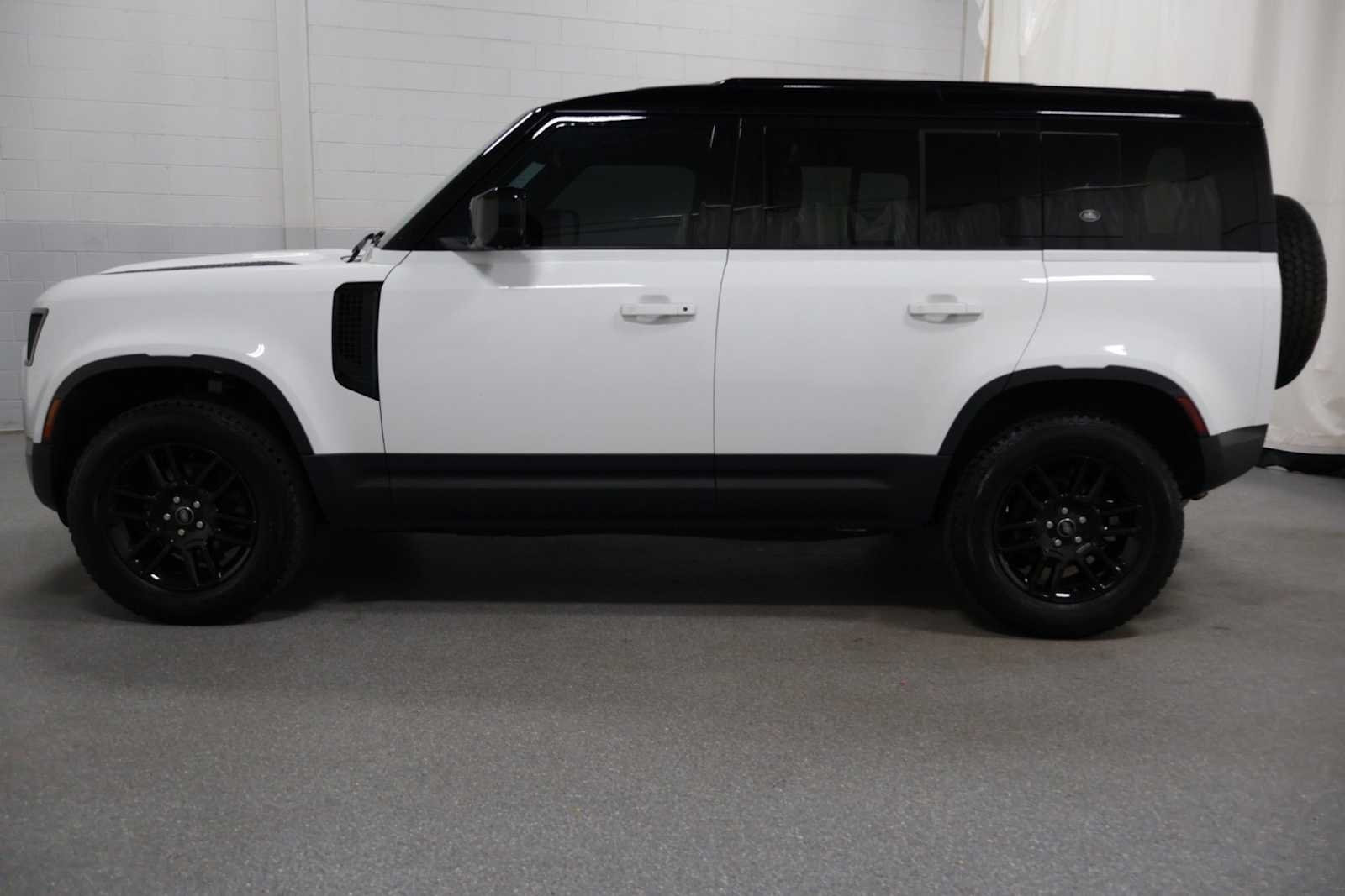 Thumbnail: 2022 Land Rover Defender - 2