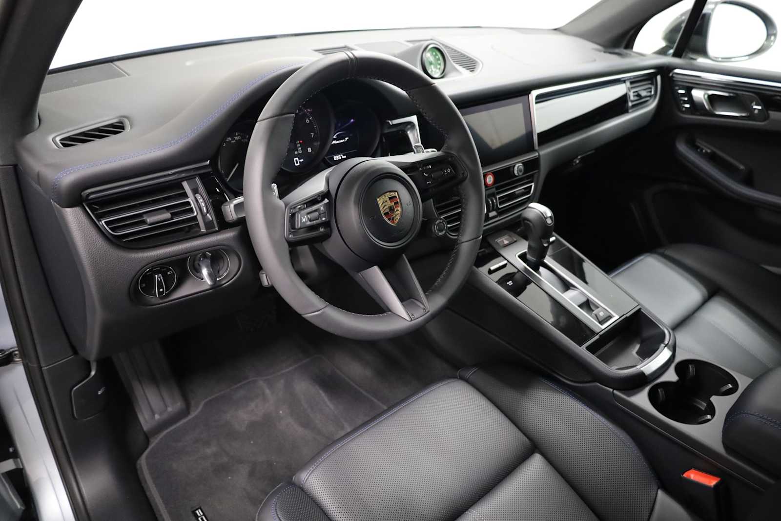 Thumbnail: 2025 Porsche Macan - 4