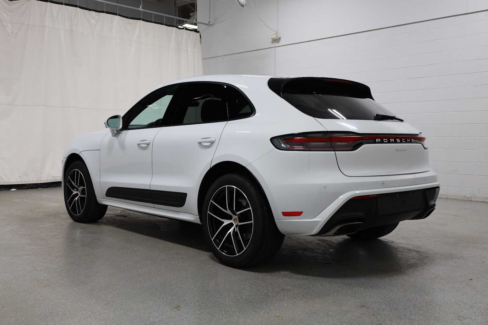 Thumbnail: 2023 Porsche Macan - 3
