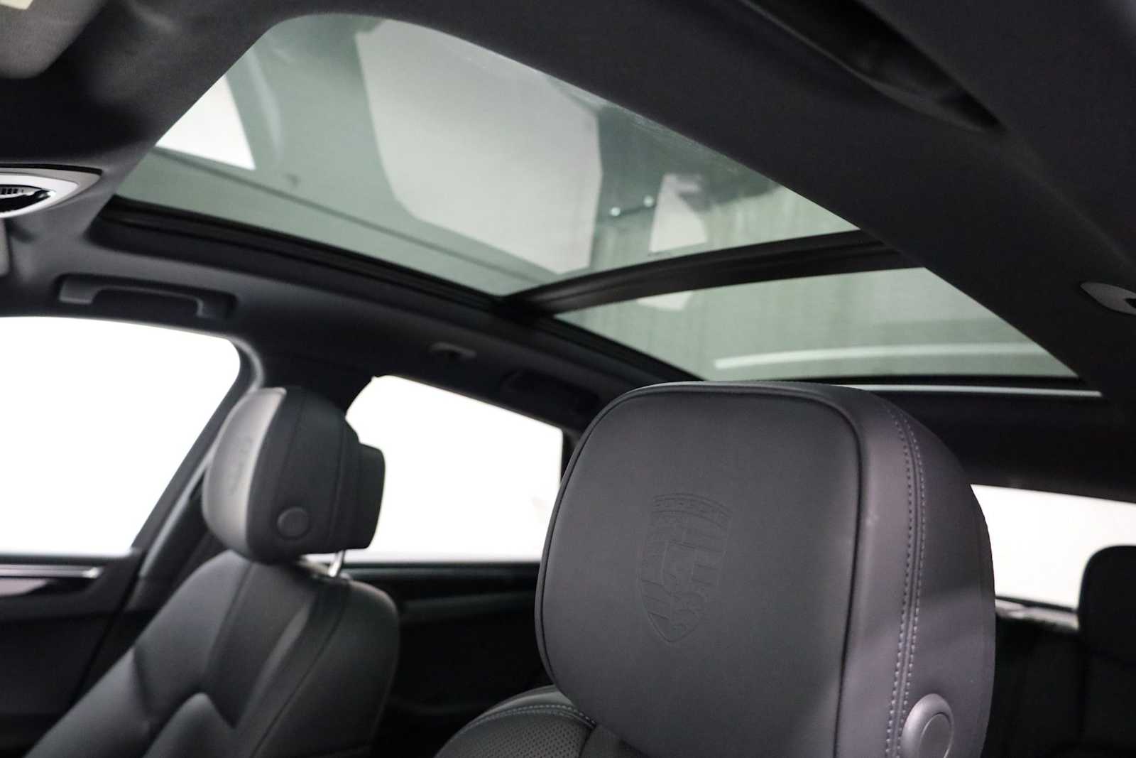 Thumbnail: 2026 Porsche Macan - 20