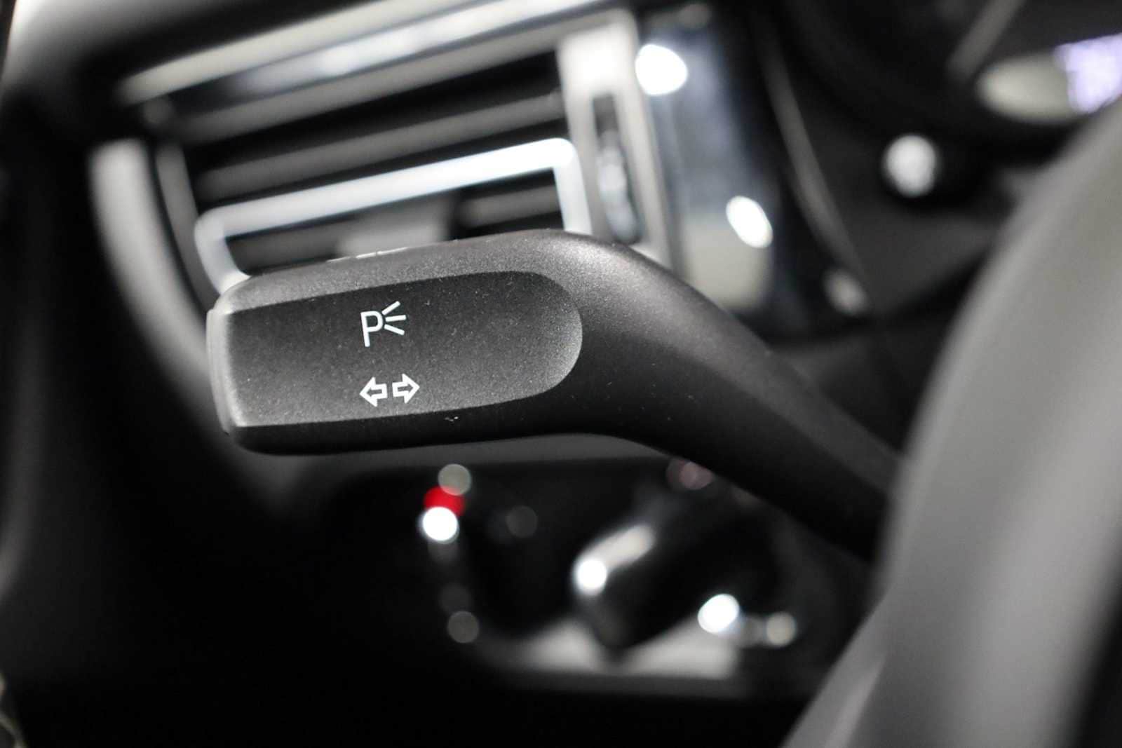 Thumbnail: 2025 Porsche Macan - 30