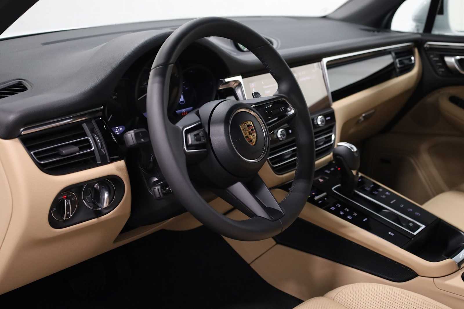 Thumbnail: 2026 Porsche Macan - 4