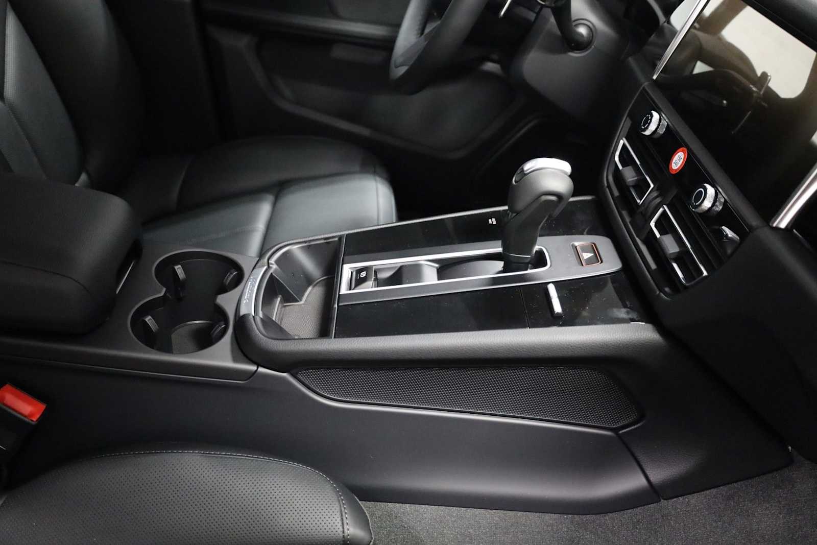 Thumbnail: 2026 Porsche Macan - 21