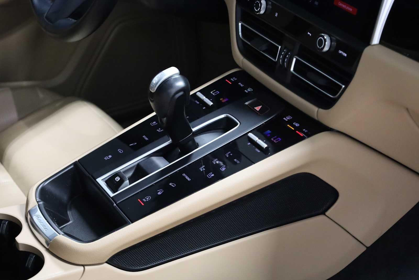 Thumbnail: 2023 Porsche Macan - 21