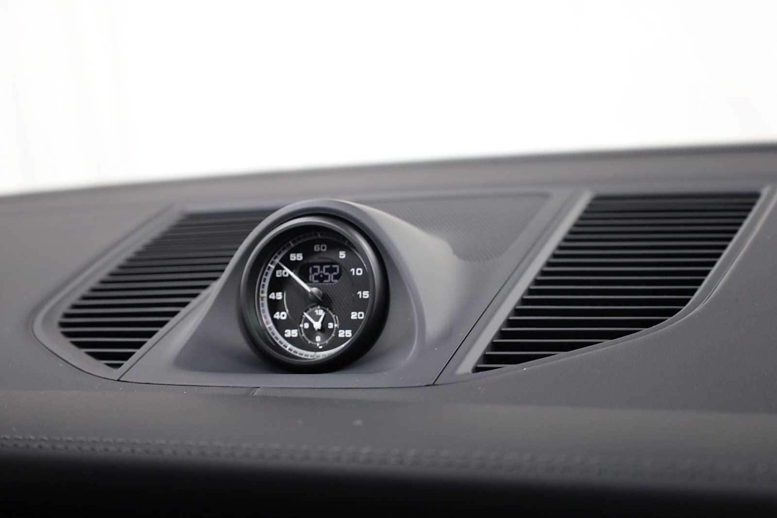 Thumbnail: 2026 Porsche Macan - 23