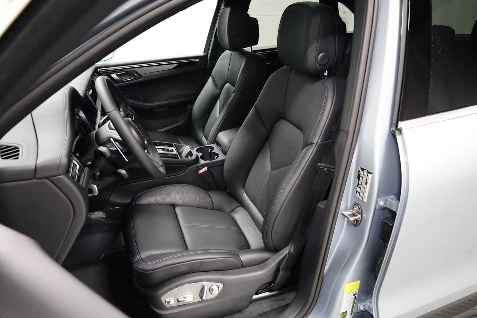 Thumbnail: 2026 Porsche Macan - 6