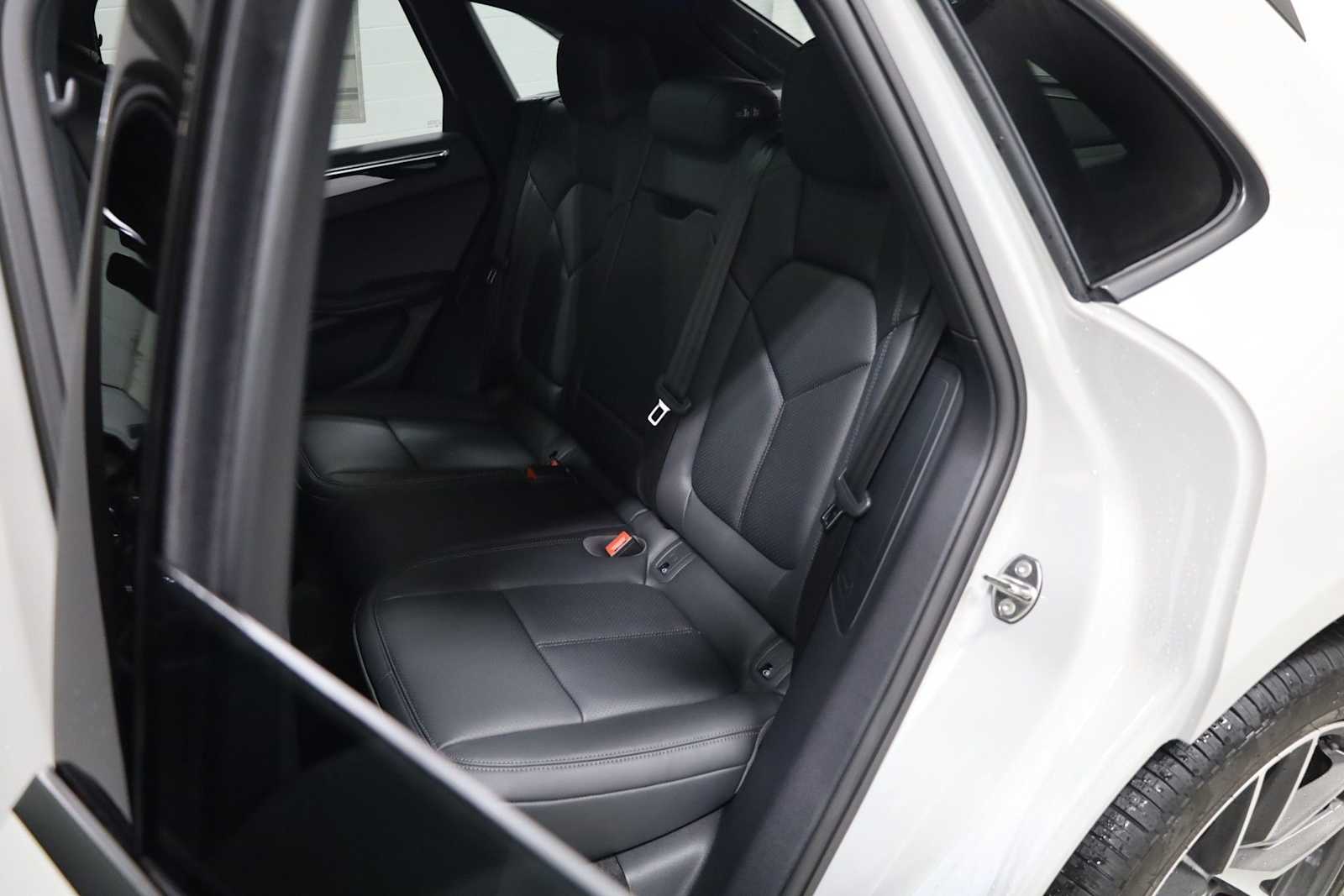 Thumbnail: 2026 Porsche Macan - 35