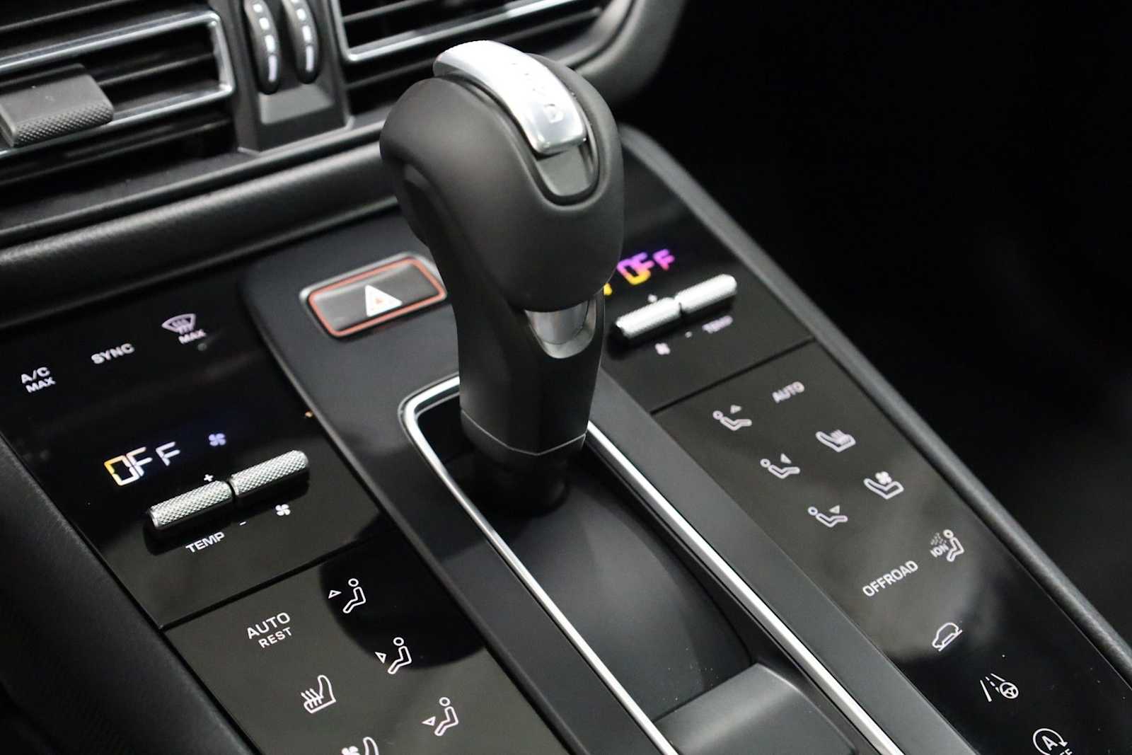 Thumbnail: 2026 Porsche Macan - 27