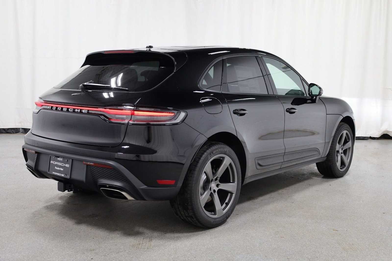 Thumbnail: 2026 Porsche Macan - 9