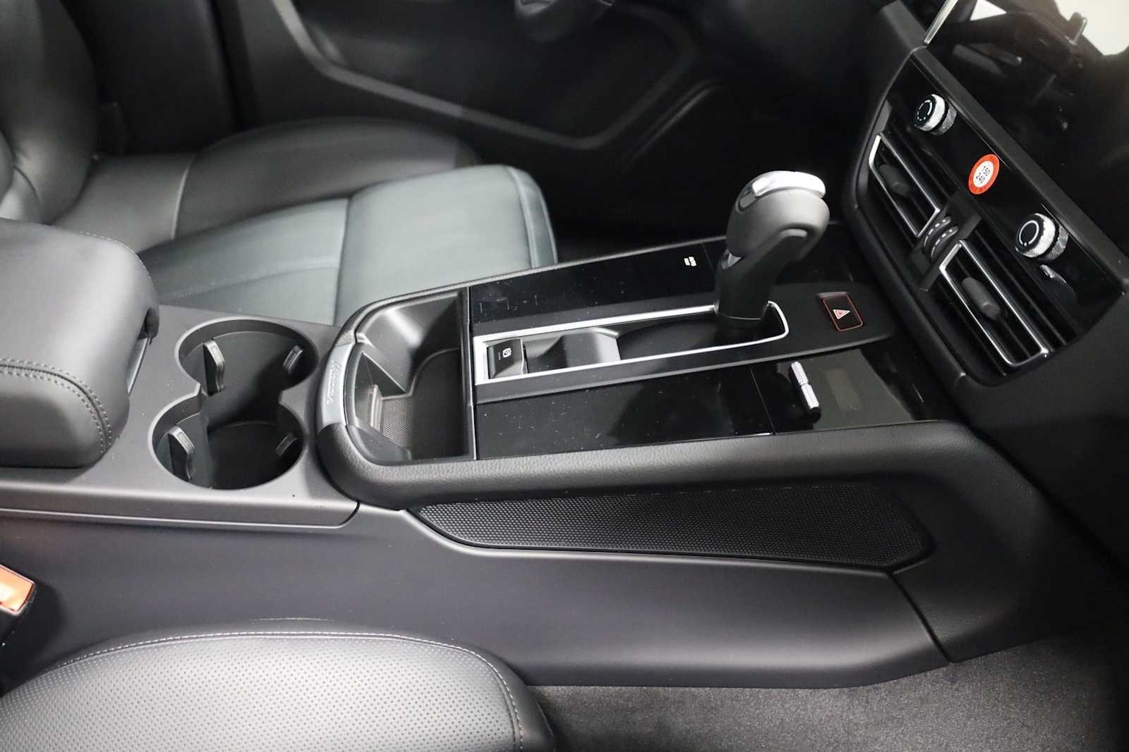 Thumbnail: 2026 Porsche Macan - 21