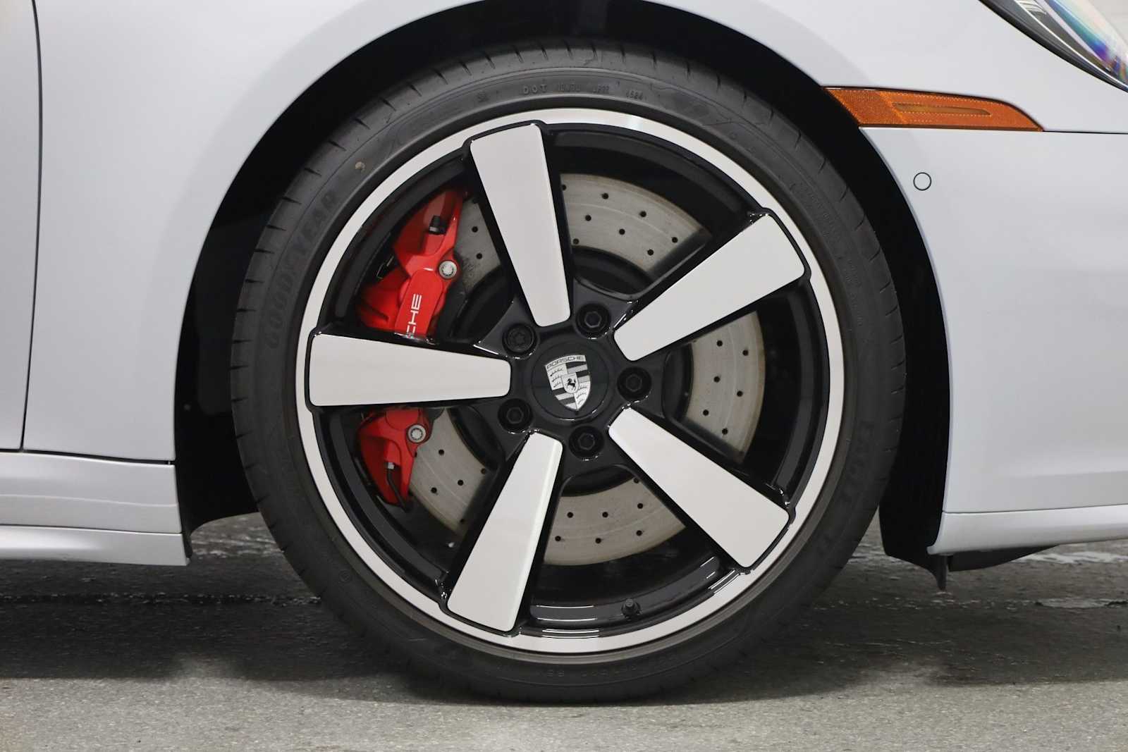 Thumbnail: 2025 Porsche 911 - 13