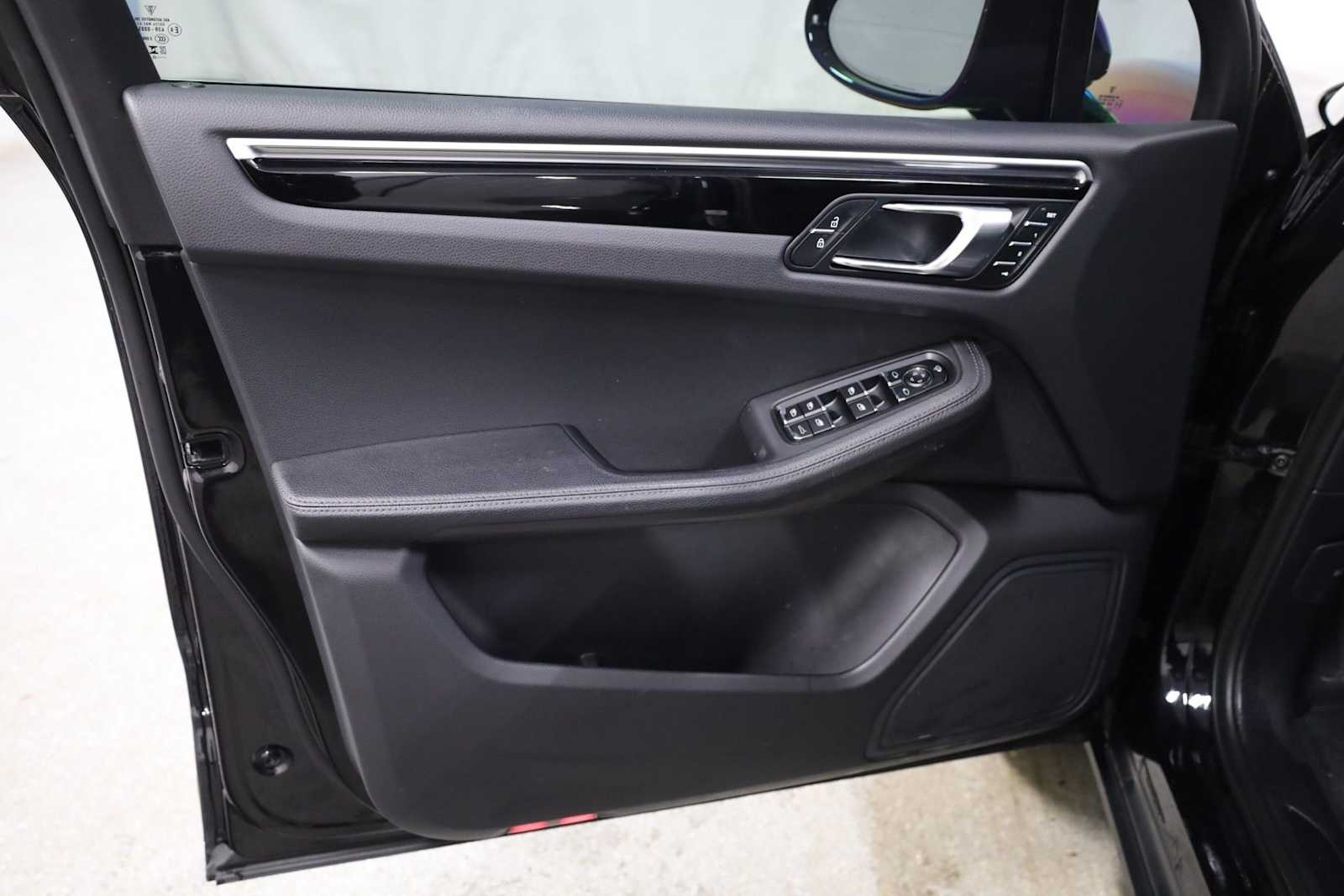 Thumbnail: 2023 Porsche Macan - 16