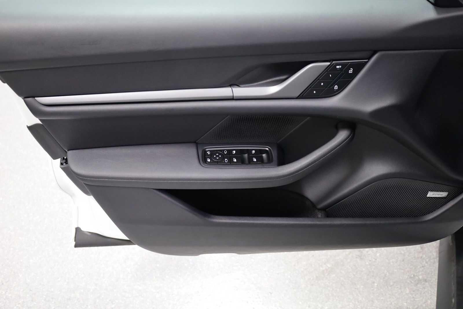 Thumbnail: 2025 Porsche Taycan - 17