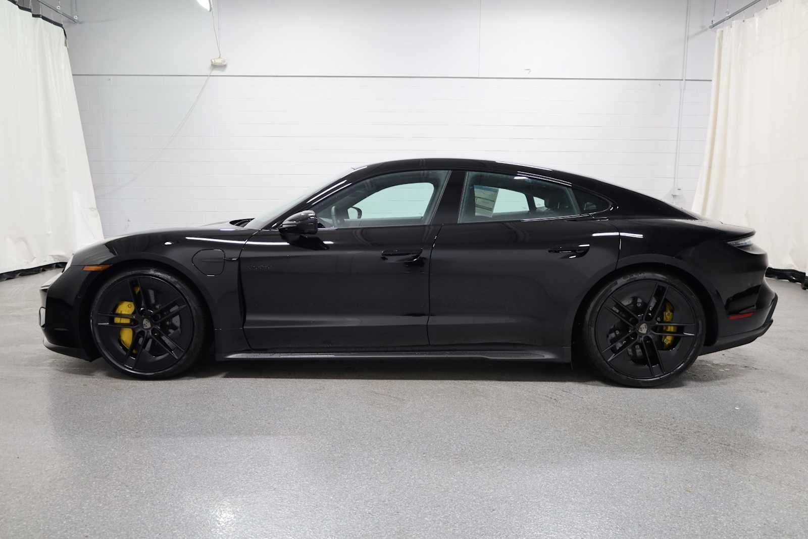 Thumbnail: 2025 Porsche Taycan - 2