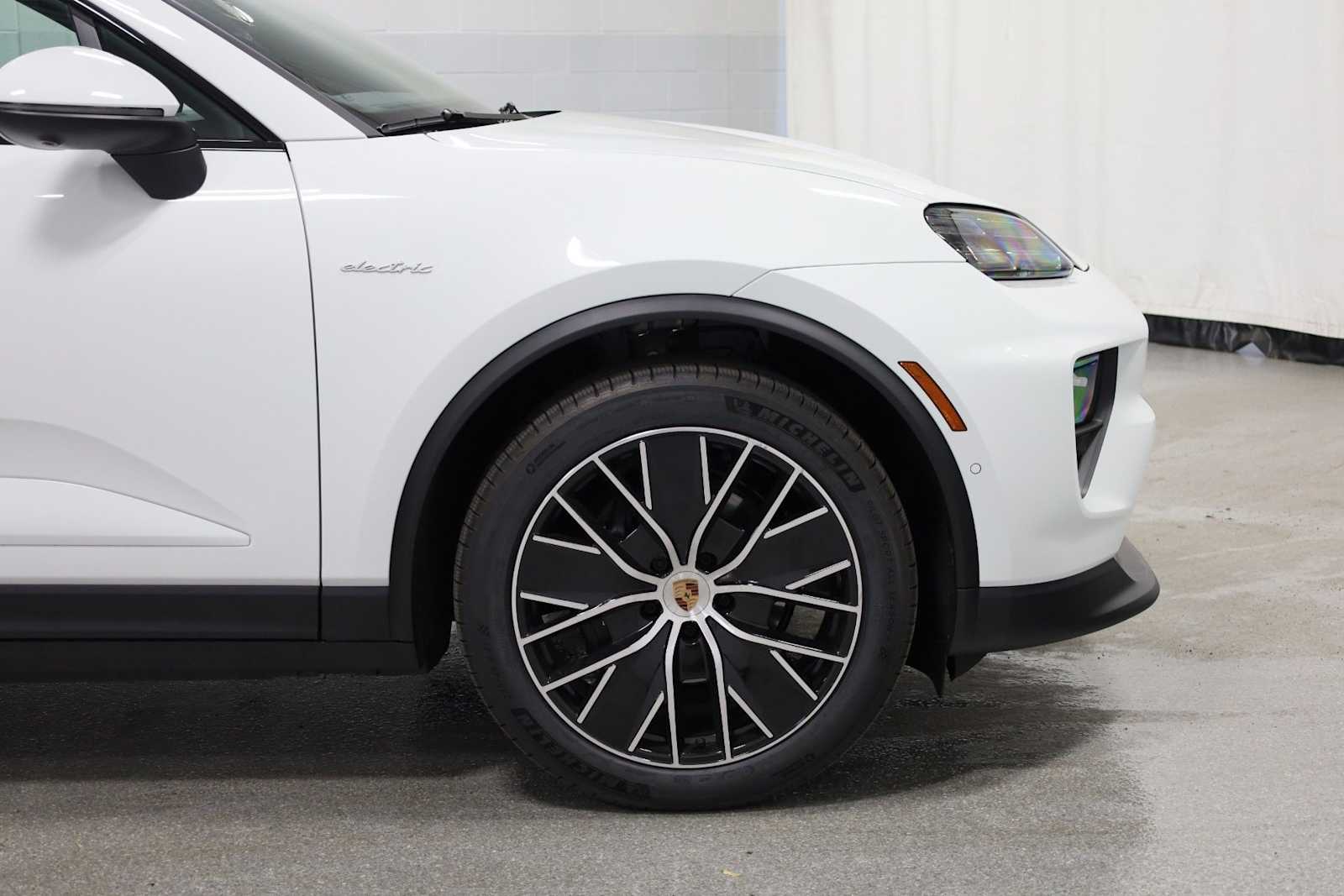 Thumbnail: 2026 Porsche Macan - 12