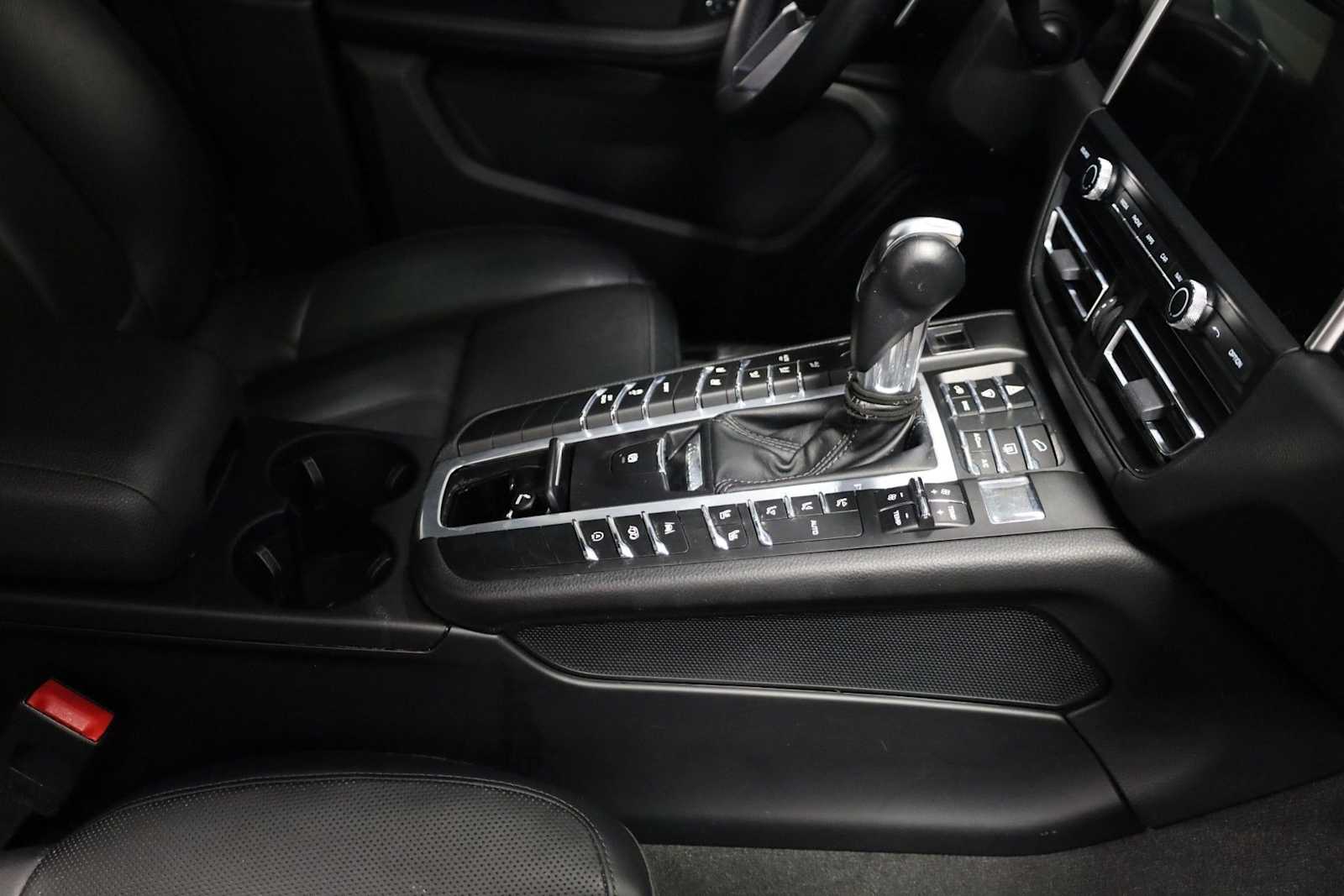 Thumbnail: 2020 Porsche Macan - 21