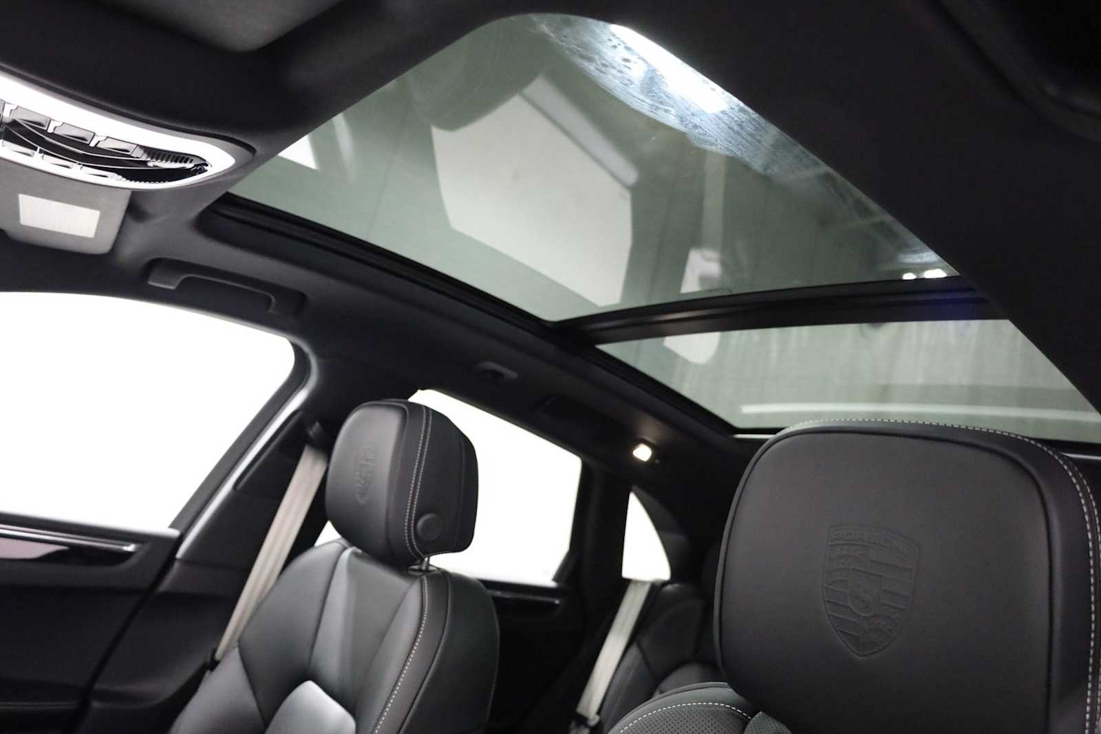 Thumbnail: 2026 Porsche Macan - 20